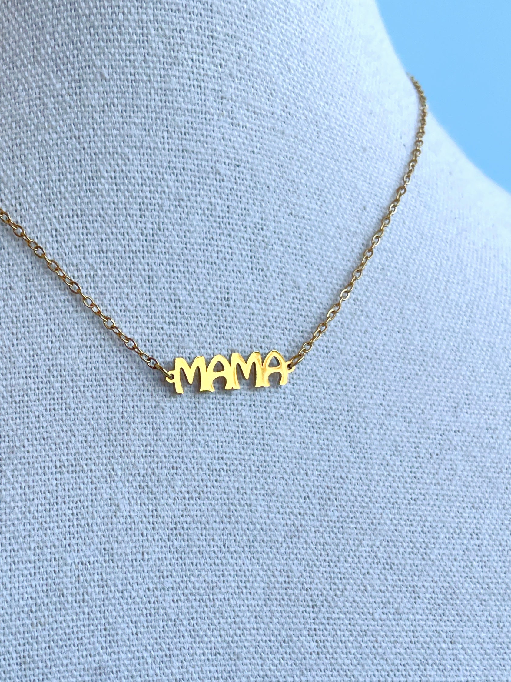 Collar “Mamá” mayúscula