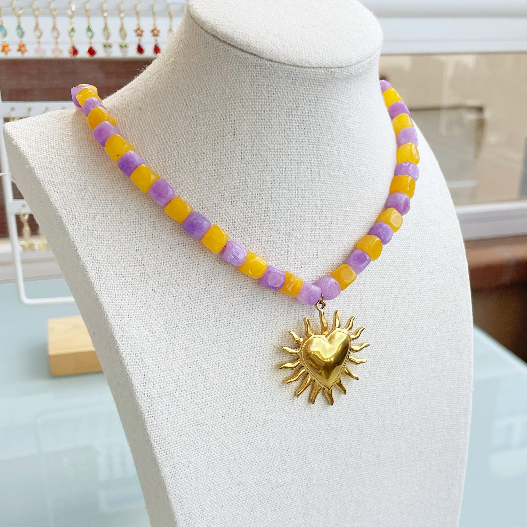 Collar piedras “Corazón” amarillo/violeta