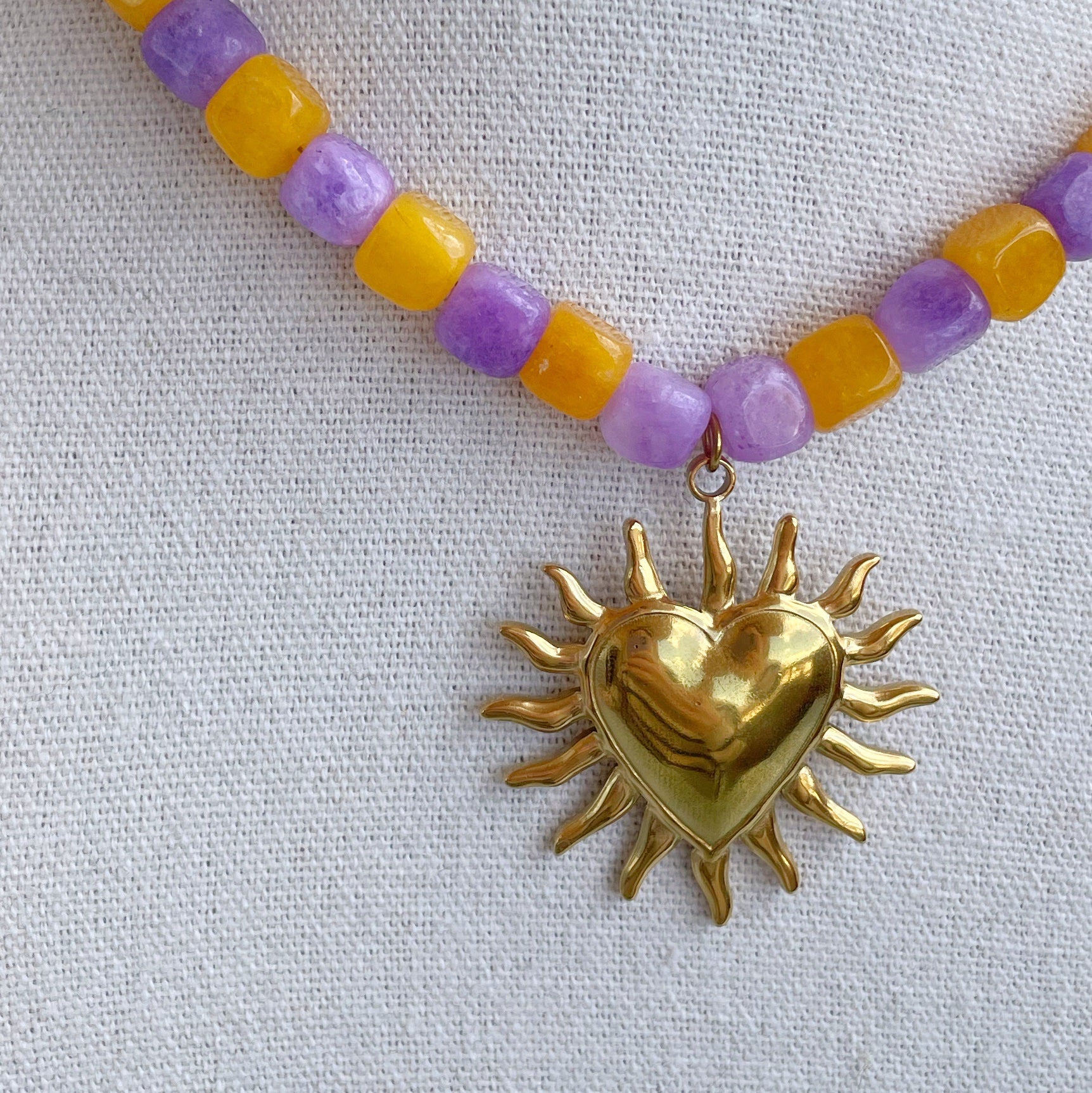 Collar piedras “Corazón” amarillo/violeta