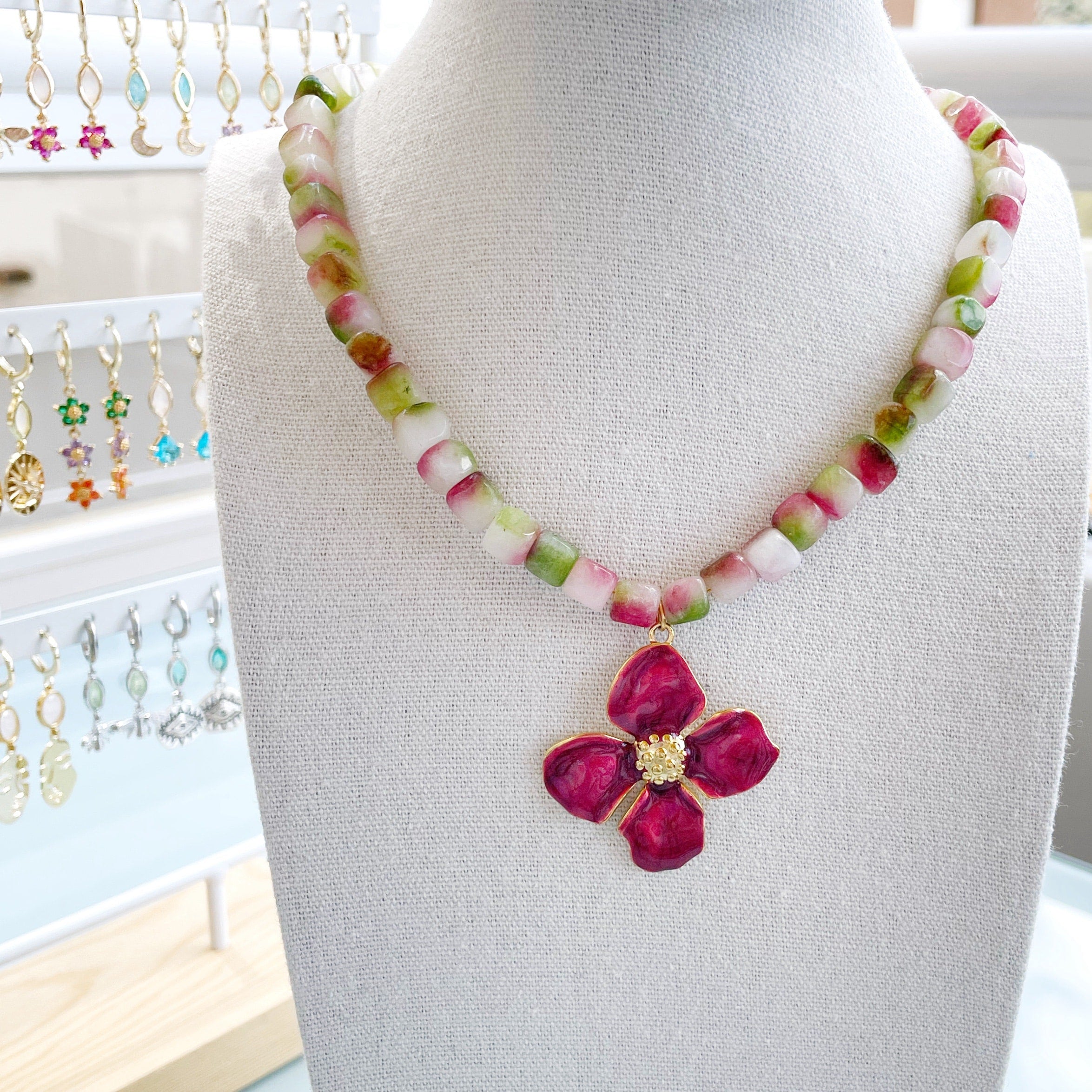 Collar piedras “Flor sandía”