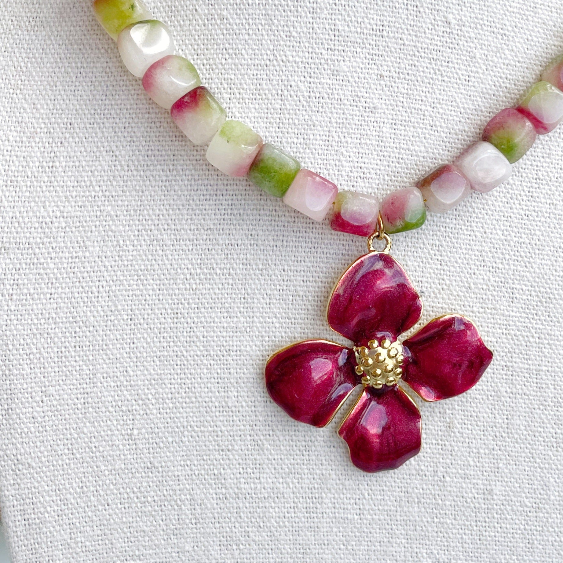 Collar piedras “Flor sandía”