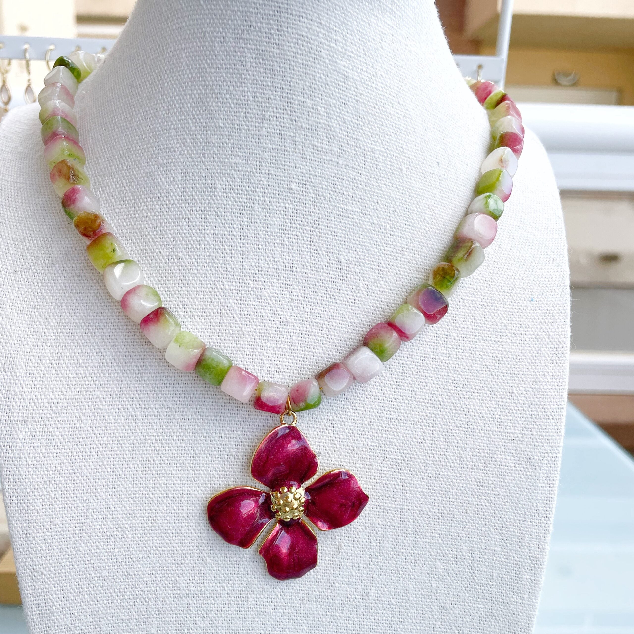 Collar piedras “Flor sandía”