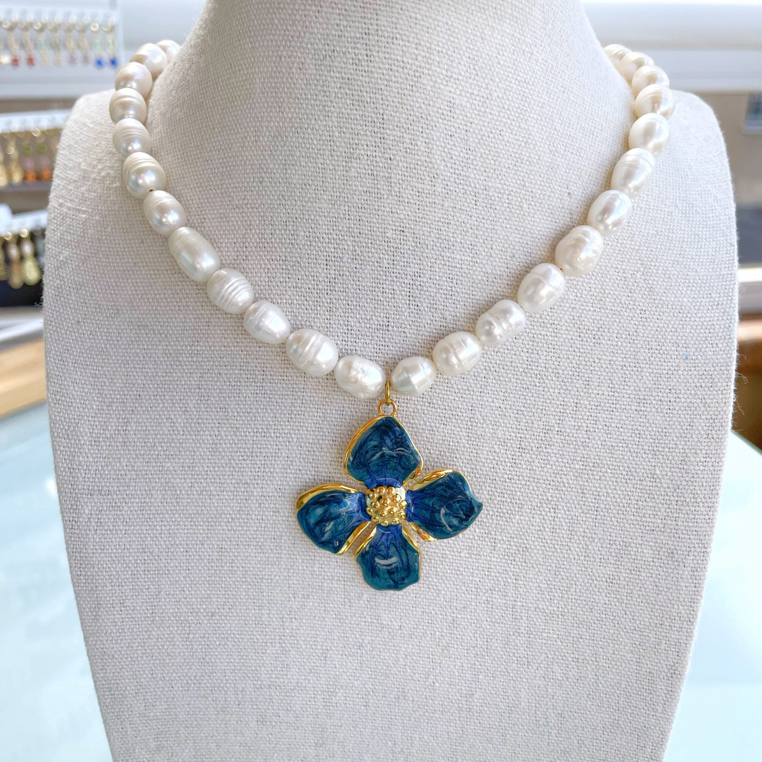 Collar perlas “Flor Azul”