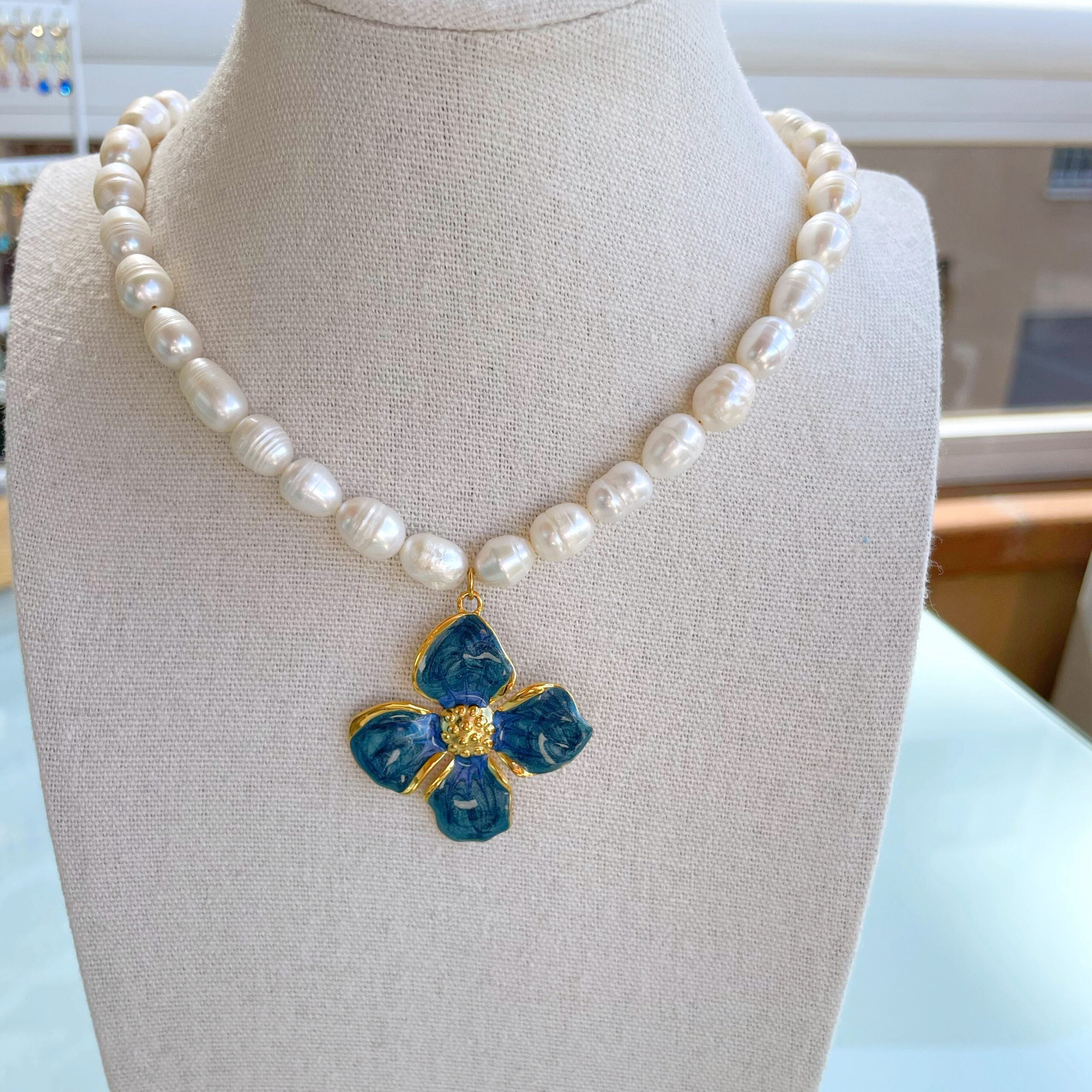 Collar perlas “Flor Azul”