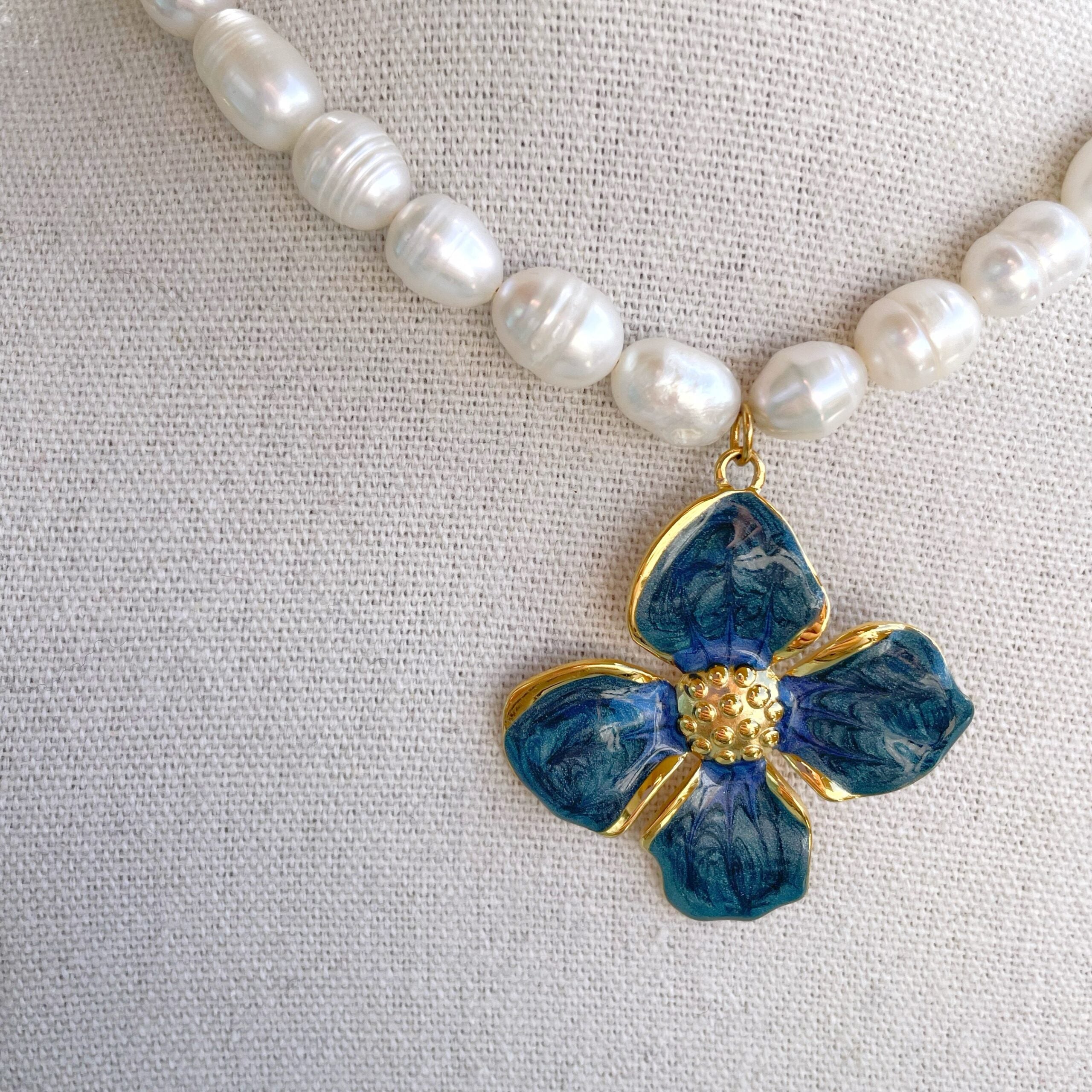 Collar perlas “Flor Azul”