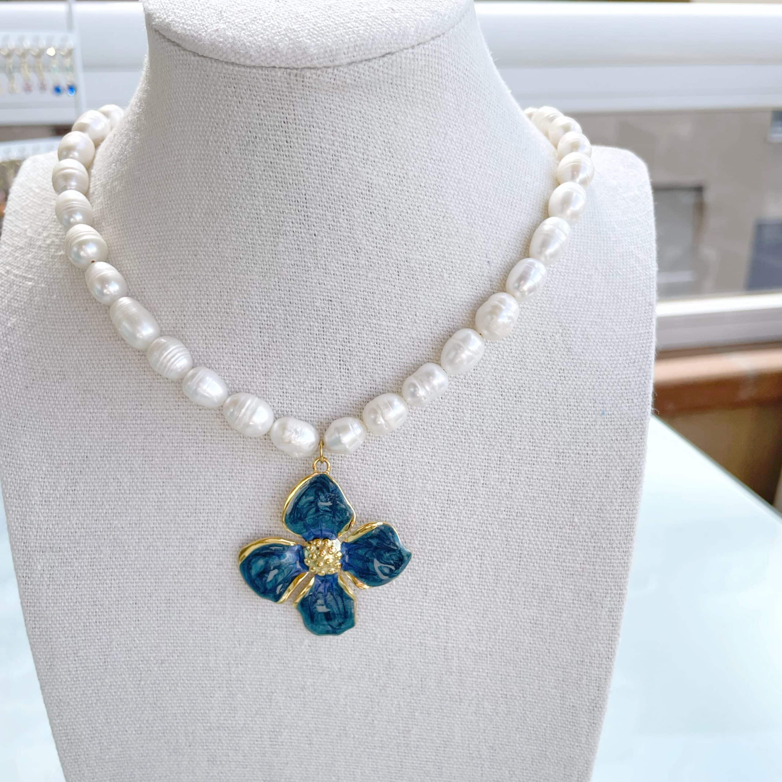 Collar perlas “Flor Azul”