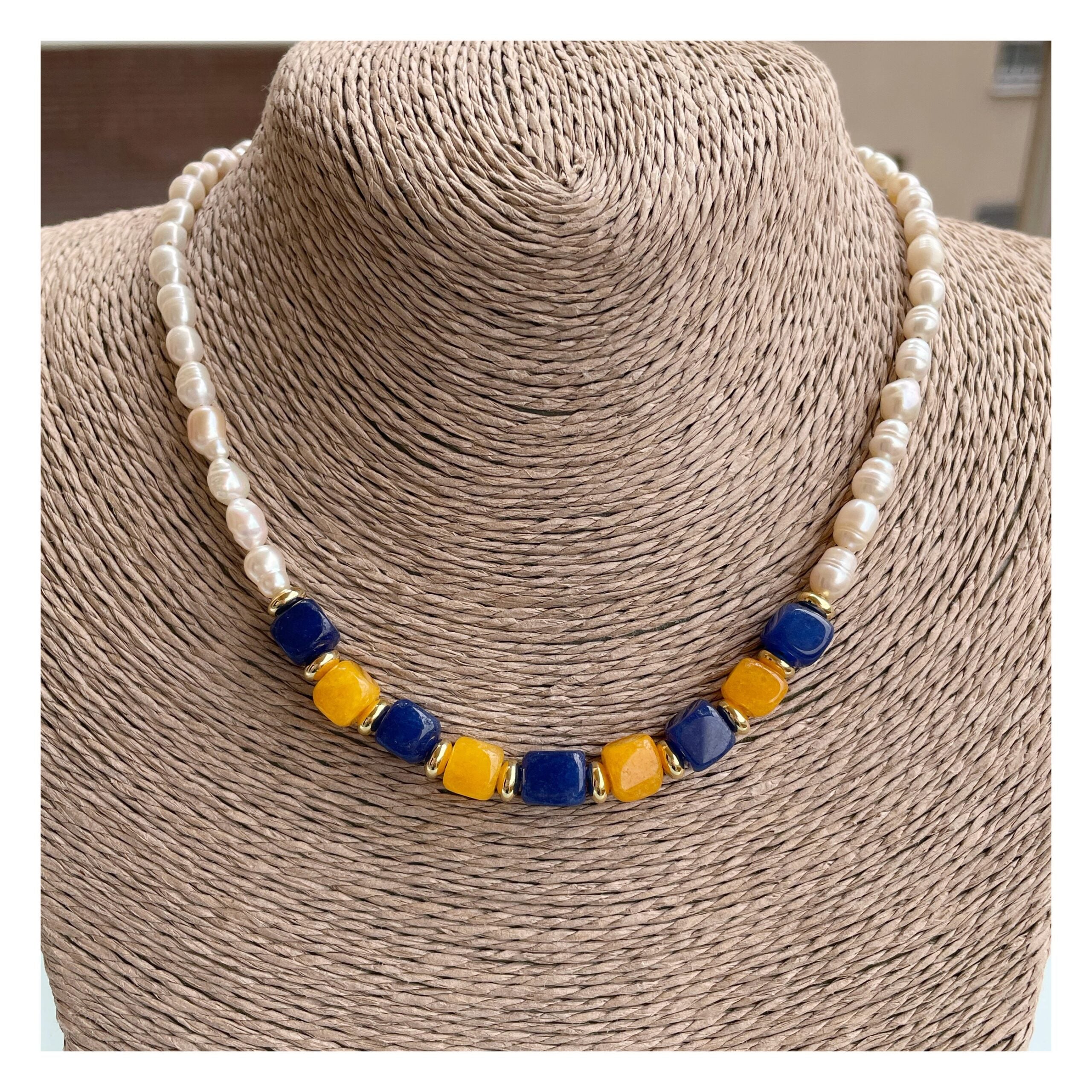 Collar perlas/piedras amarillo azul
