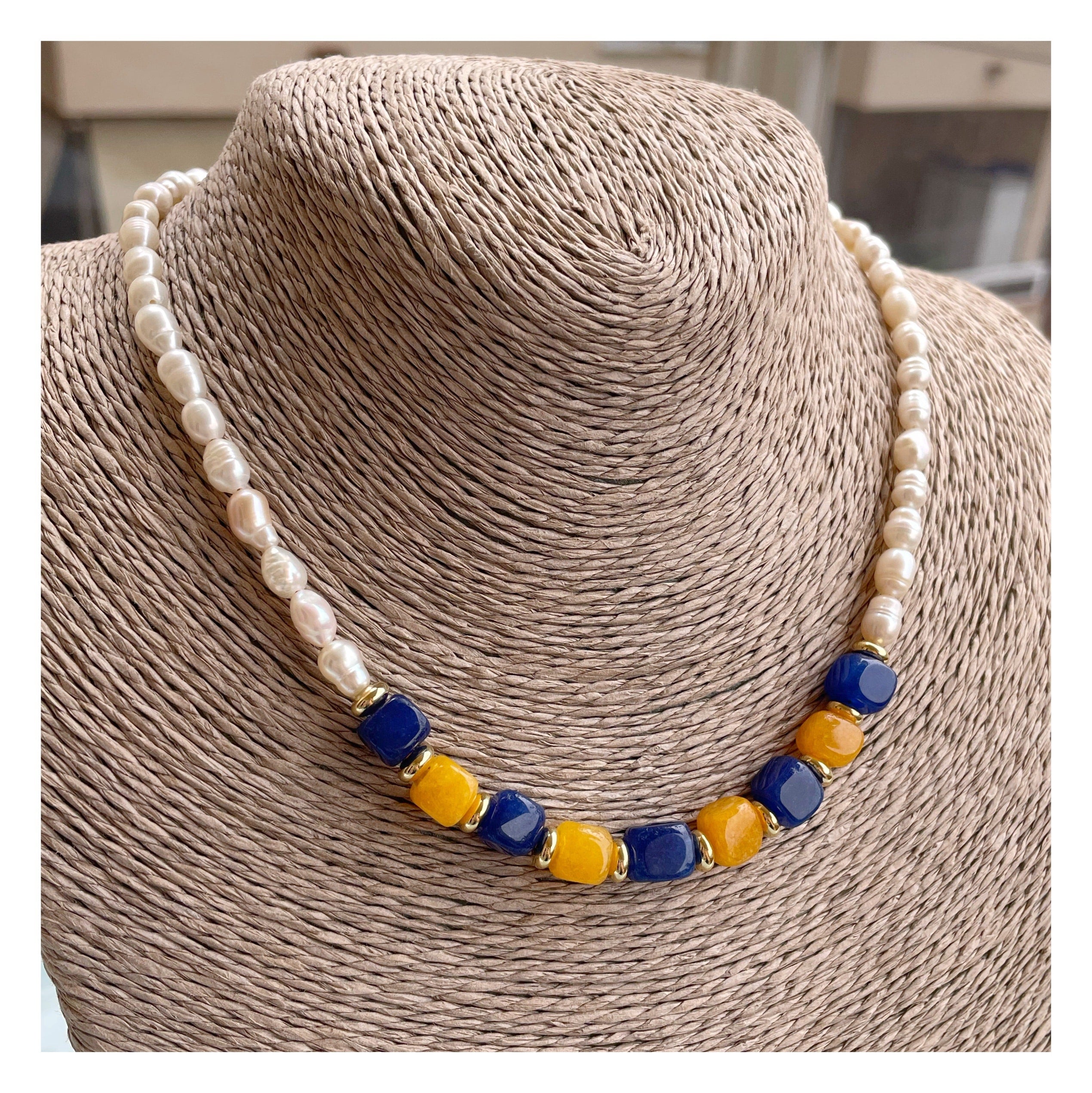 Collar perlas/piedras amarillo azul