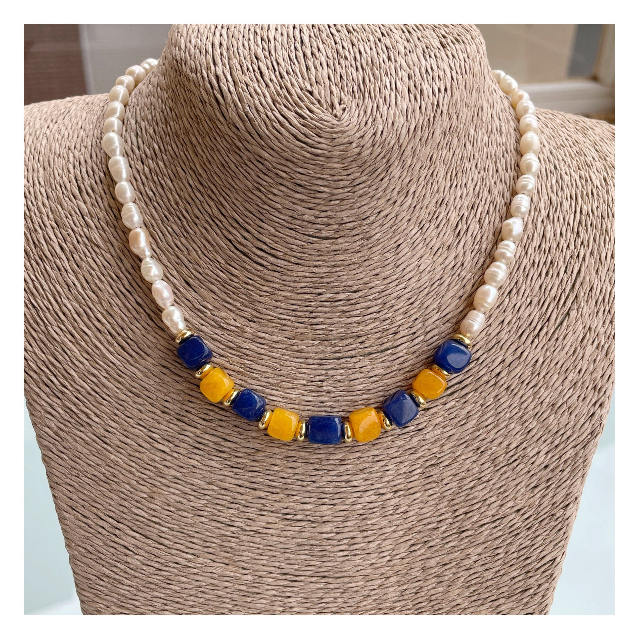 Collar perlas/piedras amarillo azul